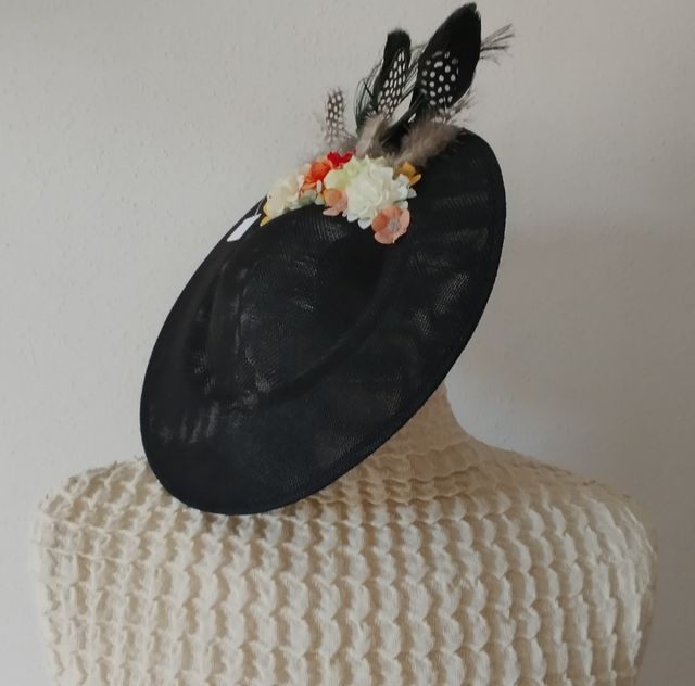 Tocado plumas y flores