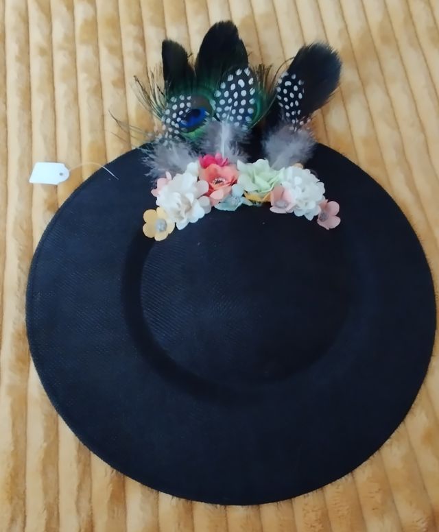 Tocado plumas y flores