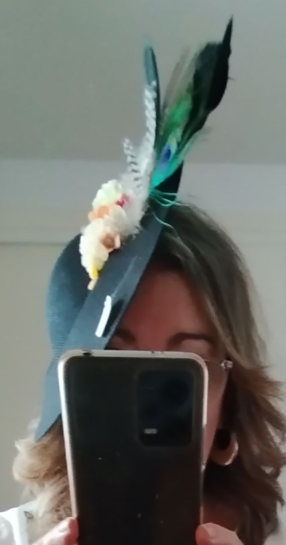 Tocado plumas y flores