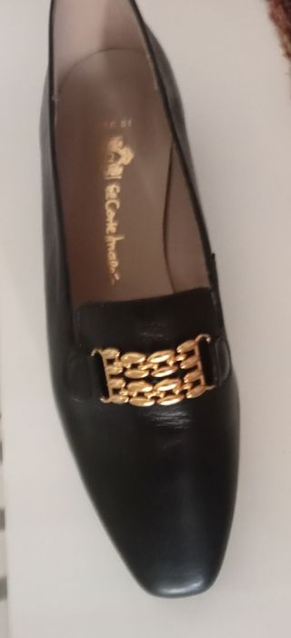 Zapatos planos negros.