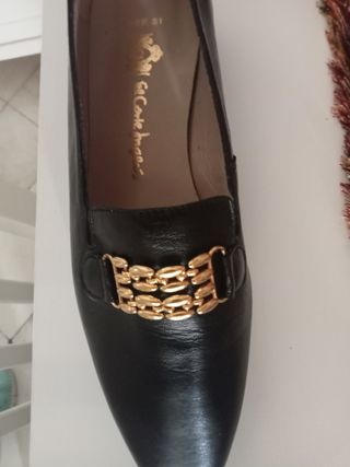 Zapatos planos negros.