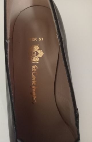 Zapatos planos negros.