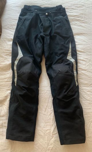 Traje BMW Motorrad StreetGuard y pantalón. 