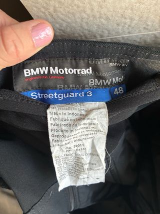 Traje BMW Motorrad StreetGuard y pantalón.