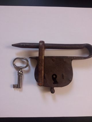 Candado antiguo de forja