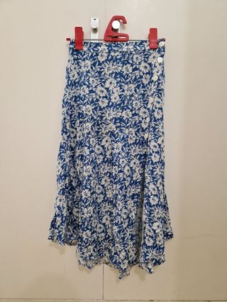 Falda floral azul y blanca