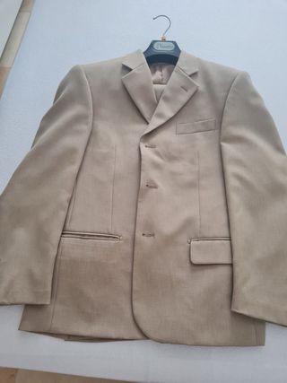 Trajes beige y marrón