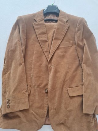 Trajes beige y marrón