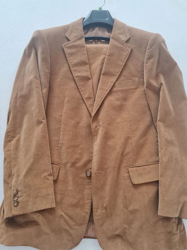 Trajes beige y marrón