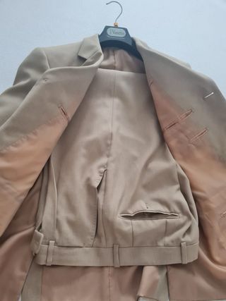 Trajes beige y marrón