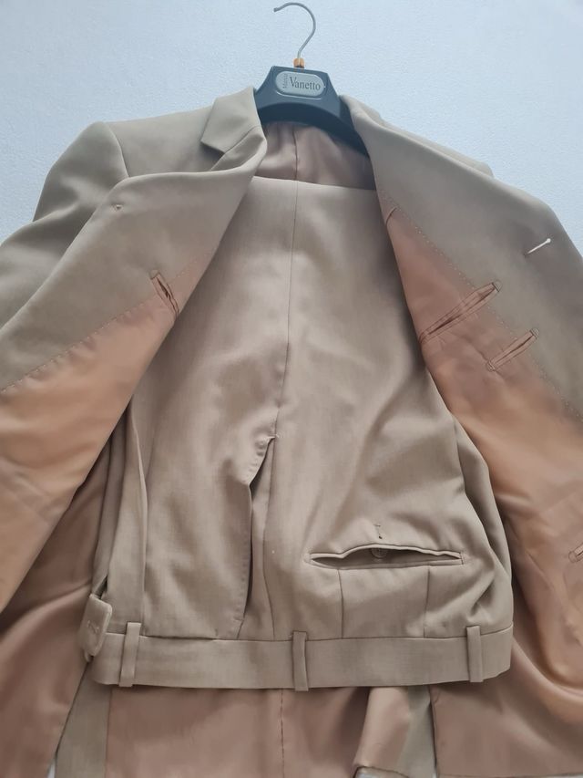 Trajes beige y marrón