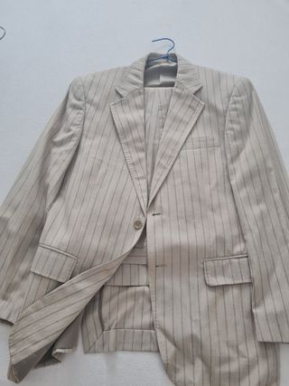 Trajes beige y marrón