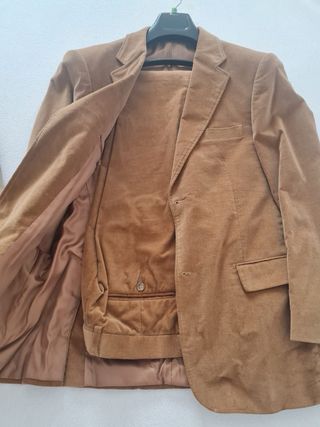 Trajes beige y marrón