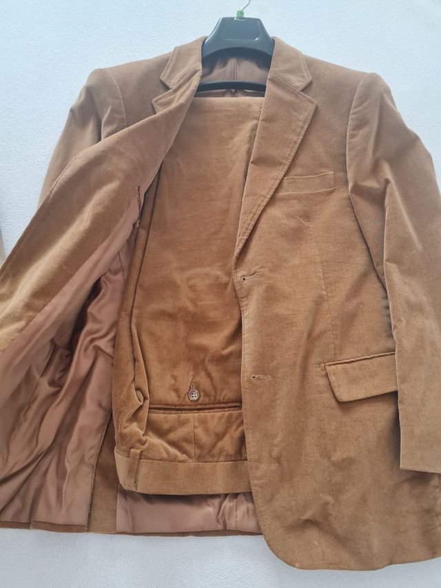 Trajes beige y marrón