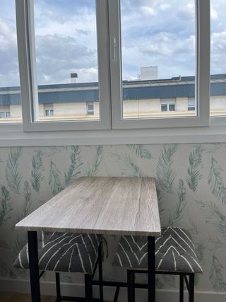 Mesa alta con 2 taburetes - Comedor