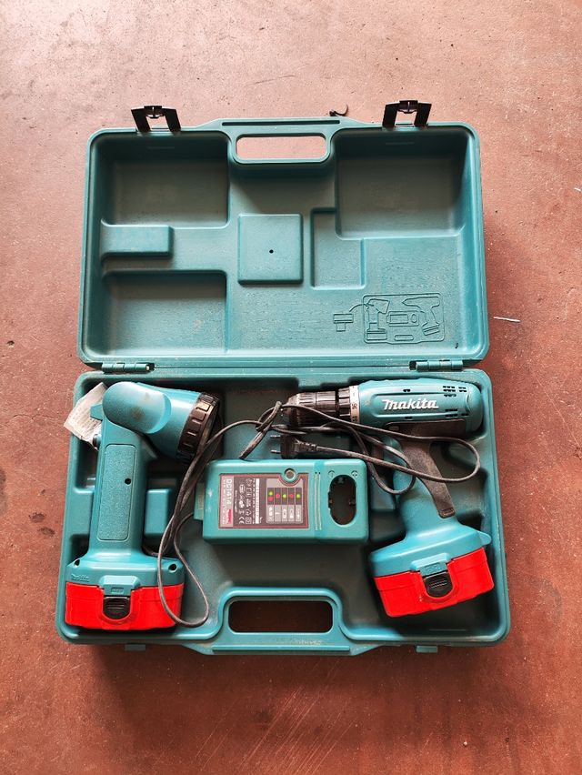 Makita: Atornillador + Linterna