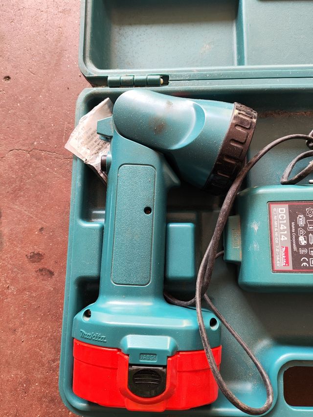 Makita: Atornillador + Linterna