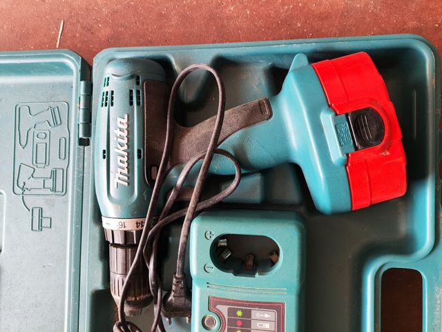 Makita: Atornillador + Linterna