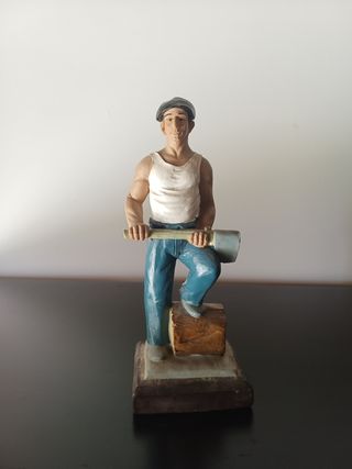 Figura de leñador con hacha