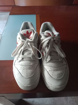 Adidas blancas y rojas