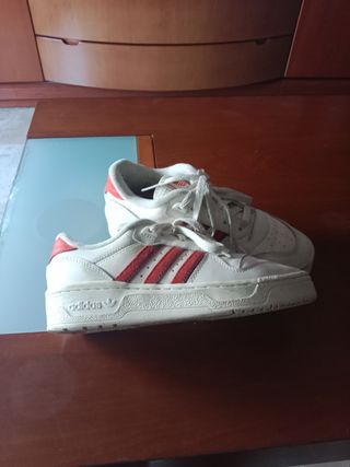 Adidas blancas y rojas