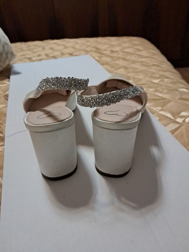 Sandali bianchi eleganti con brillantini