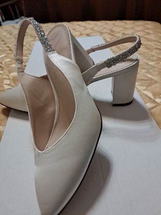 Sandali bianchi eleganti con brillantini