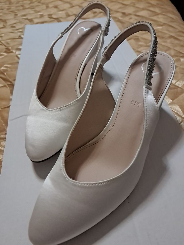 Sandali bianchi eleganti con brillantini