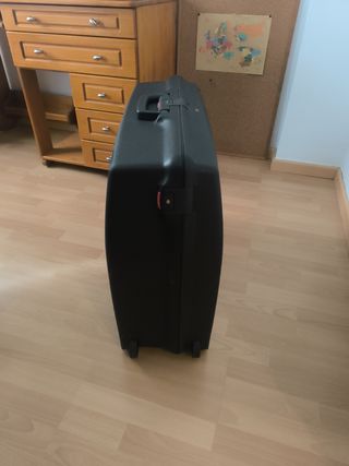 Maleta viaje grande.Largo 74 cm alto 61 c ancho 25