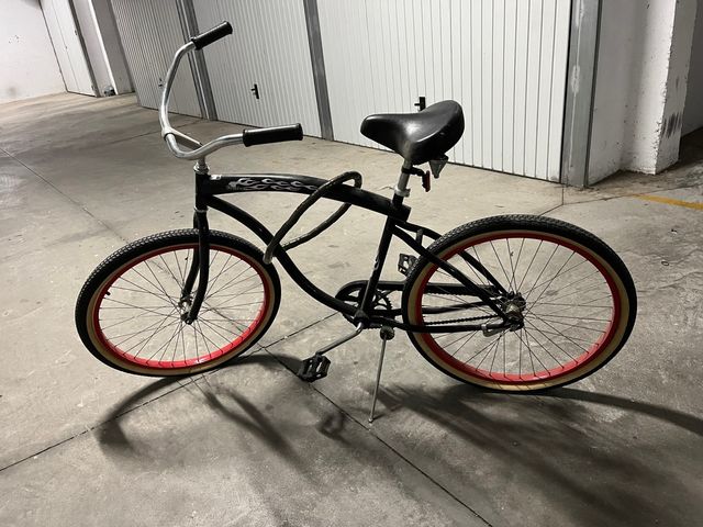 Bicicleta Cruiser negra
