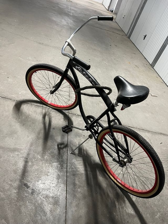 Bicicleta Cruiser negra
