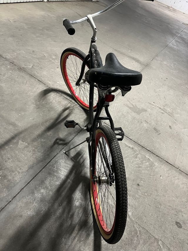 Bicicleta Cruiser negra
