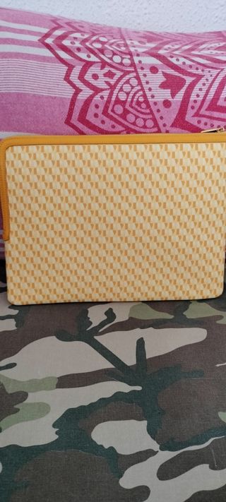 Funda portátil amarilla