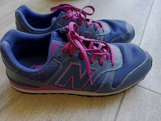 Zapatillas New Balance W374NA azules y fucsias