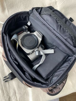 Cámara analógica Nikon + objetivo + bolsa