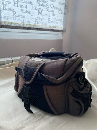 Cámara analógica Nikon + objetivo + bolsa