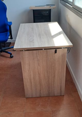 Escritorio con organizador para cables