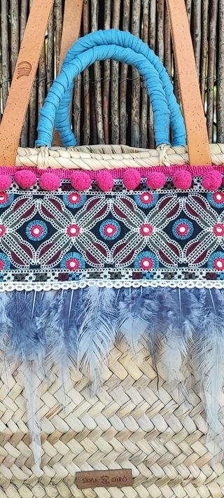 Capazo palma diseño artesanal decorado con plumas