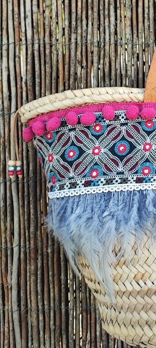 Capazo palma diseño artesanal decorado con plumas