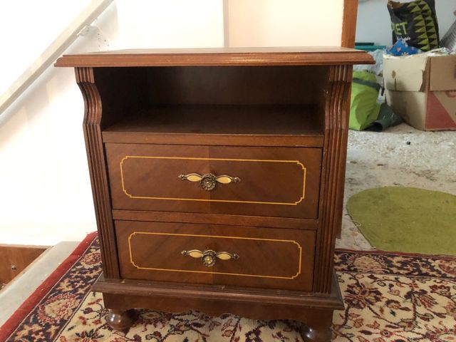 Mesa de cabeceira em madeira