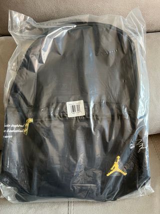Mochila nike air Jordan negra dorada