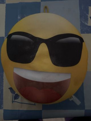Almohada emoji con gafas de sol¡Divertida y cómoda