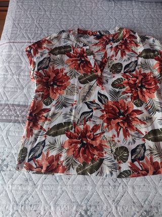 Camisa estampada flores rojas. Talla 44.