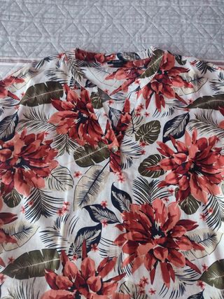 Camisa estampada flores rojas. Talla 44.