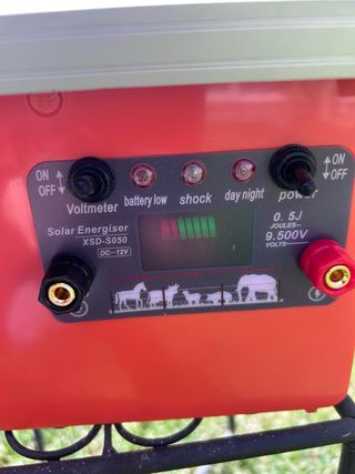 Pastor eléctrico solar - Cerca electrificada