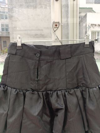 Falda corta negra con un lacito