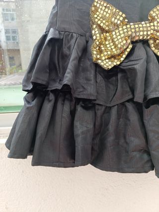 Falda corta negra con un lacito