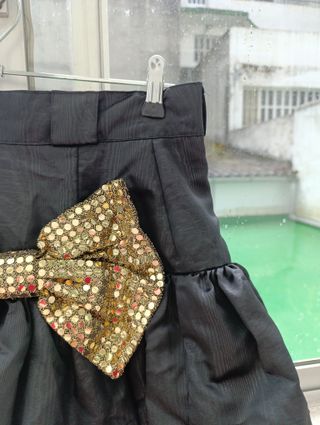 Falda corta negra con un lacito