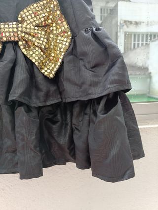 Falda corta negra con un lacito