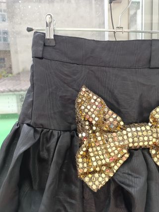 Falda corta negra con un lacito